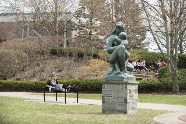 Campus Scenic Spring - 学生s work near statue