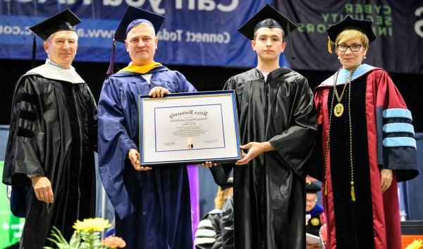 劳拉·卡萨门托总统, 瓦西里是核电站Yurkuts, Professor Maxim Gorbachevsky, and Chair of 利记sbo Board of Trustees Robert Brvenik accept honorary degree on behalf of Ukrainian President Volodymyr Zelenskyy.