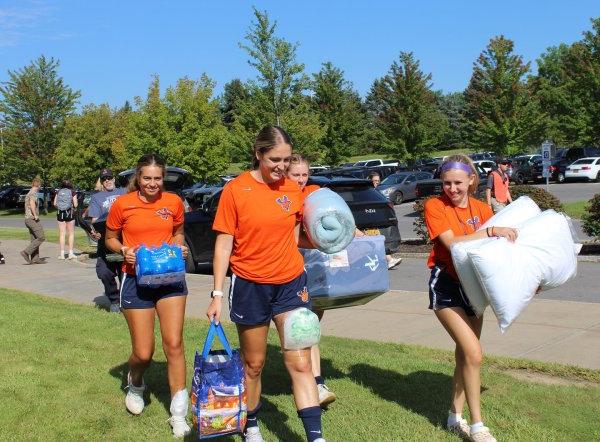 学生 Athletes help new students move in Fall 2023